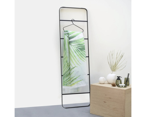 Schwarzer Handtuchhalter mit Handtuch und Dekorationsgegenständen