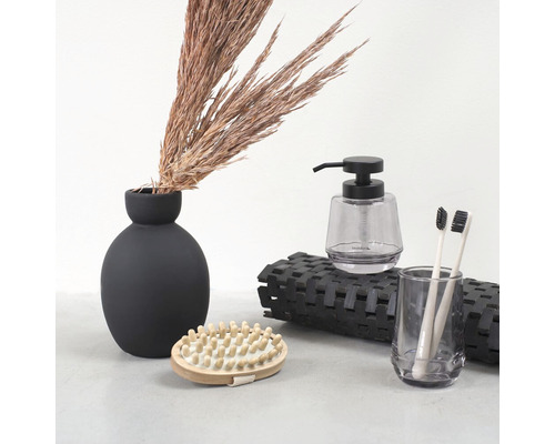 Badezimmer Stillleben mit Vase, Pampasgras, Seifenspender, Bürste, Zahnputzbecher und Zahnbürsten