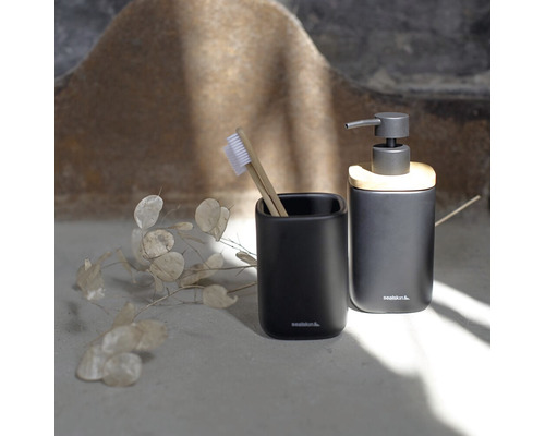 Seifenspender und Zahnputzbecher aus Keramik mit Zahnbürsten