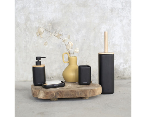 Badezimmer-Accessoire-Set mit Seifenspender, Seifenschale, Becher und Toilettenbürste auf Holztablett