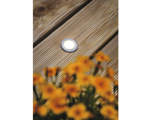 Bodeneinbaustrahler auf Holzterrasse mit Blumen