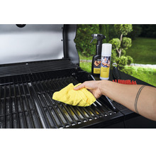 Reinigung eines Grillrosts mit einem Reinigungsmittel und einem Tuch