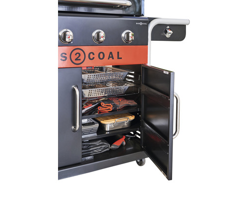 Barbecool Grill mit geöffnetem Schrank zur Aufbewahrung von Grillzubehör