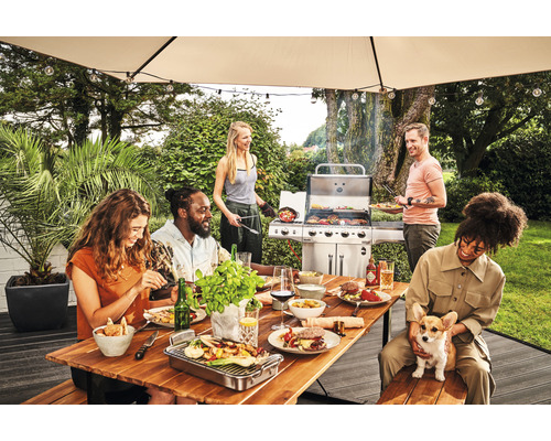 Gruppe von Personen beim Grillen im Garten unter einem Sonnenschirm mit Grill, Tisch und Speisen
