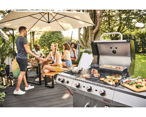Szene einer Gartenparty mit Grill, Tisch und entspannten Personen