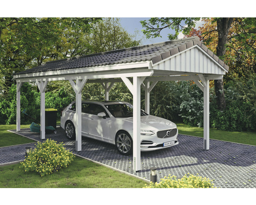 Einzelcarport SKAN Holz Fichtelberg 317 x 808 cm weiß Freistehender Carport aus Holz mit gepflasterter Zufahrt und geparktem Auto.