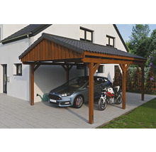 Holzcarport mit Auto und Motorrad auf gepflastertem Untergrund