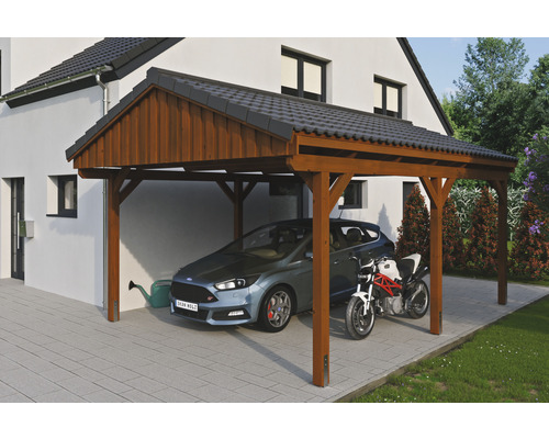 Einzelcarport SKAN Holz Fichtelberg 423 x 566 cm Nussbaum Holzcarport mit Auto und Motorrad auf gepflastertem Untergrund