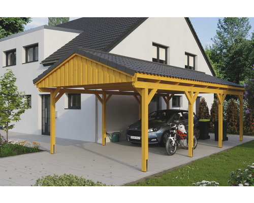 Einzelcarport SKAN Holz Fichtelberg 423 x 808 cm Eiche hell Holzcarport mit Auto und Motorrad vor einem Haus