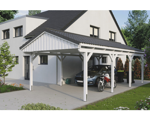 Einzelcarport SKAN Holz Fichtelberg 423 x 808 cm weiß Carport aus Holz mit Auto und Motorrad vor einem Haus