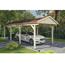 Überdachter Carport aus Holz mit parkendem Auto auf gepflastertem Untergrund.