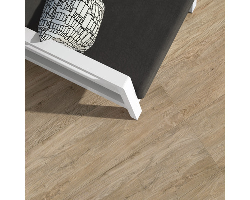 Bodenfliesen in Holzoptik neben einer Sonnenliege mit Kissen