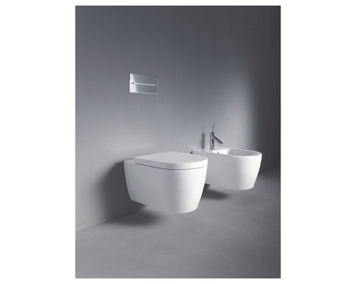 Wandhängendes WC und Bidet mit Betätigungsplatte an einer Wand