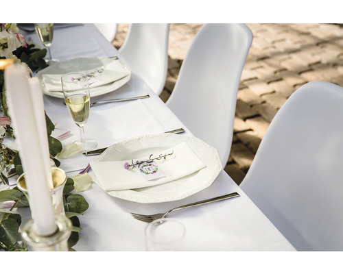 Festlich gedeckter Tisch mit Geschirr, Besteck, Gläsern und Kerzen