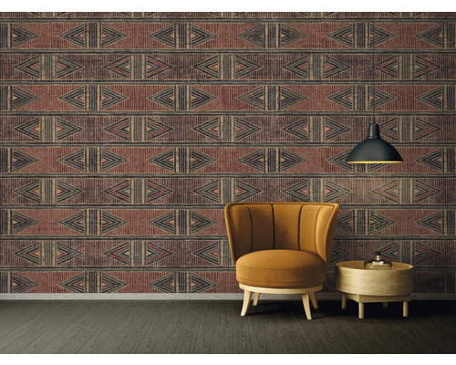 Dekoratives Zimmer mit einer gemusterten Tapete, einem Sessel und einem Beistelltisch