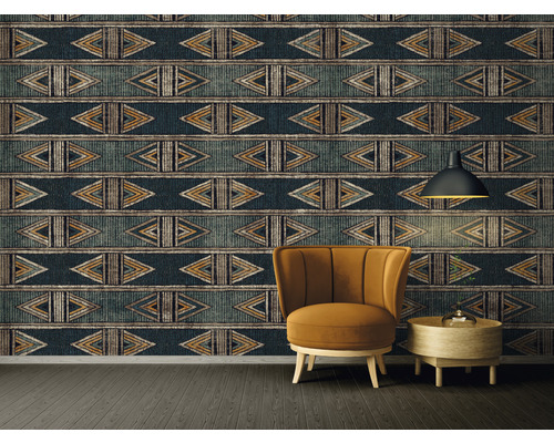 Dekoratives Zimmer mit Sessel, Beistelltisch, Lampe und gemusterter Tapete