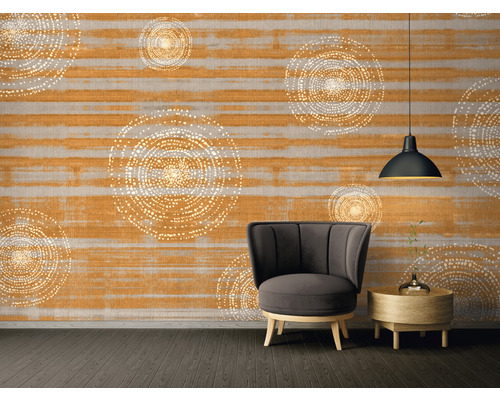 Raumansicht mit gemusterter Tapete, Sessel, Beistelltisch und Hängelampe