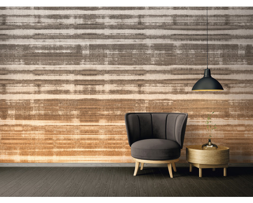 Wohnzimmer mit Sessel, Beistelltisch und gemusterter Tapete