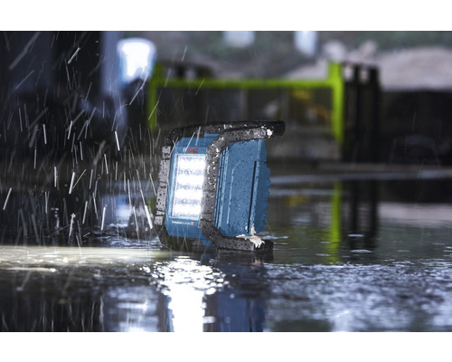 Bosch Akku-Baustrahler im Regen