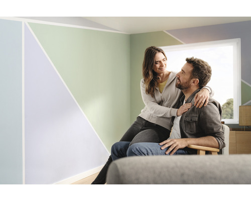 Wohnraum mit geometrisch gestrichener Wand und Paar