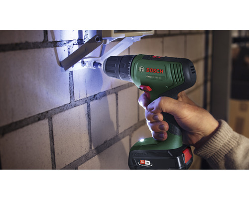 Bohrmaschine beim Bohren in eine Ziegelwand