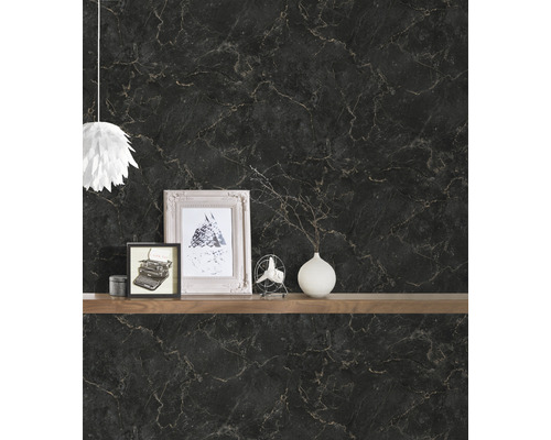 Wohnraum mit schwarzer Marmortapete und Dekoration auf einem Holzregal