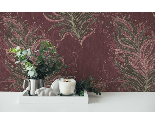 Dekorative Tapete mit Federdesign und Wohnaccessoires auf einem Tisch