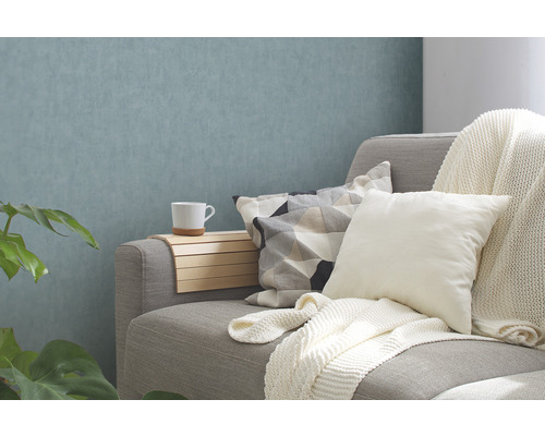 Dekoratives Wohnzimmer mit Sofa, Kissen und Beistelltisch