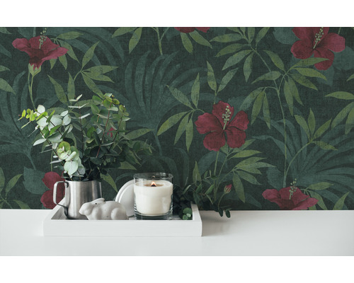 Dekorative Tapete mit Hibiskusblüten und Blättern im Dschungelstil