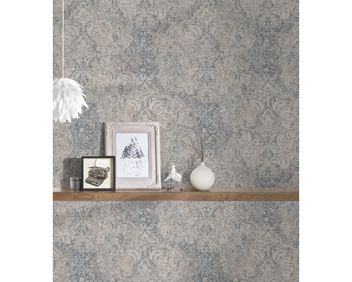 Wohnraum mit gemusterter Tapete, Regal und Dekoration