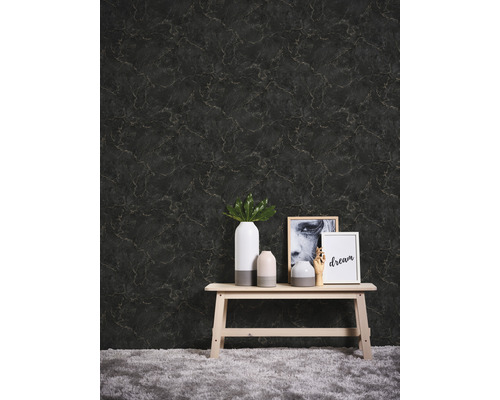 Tapete mit Marmoroptik im Interieur mit Bank