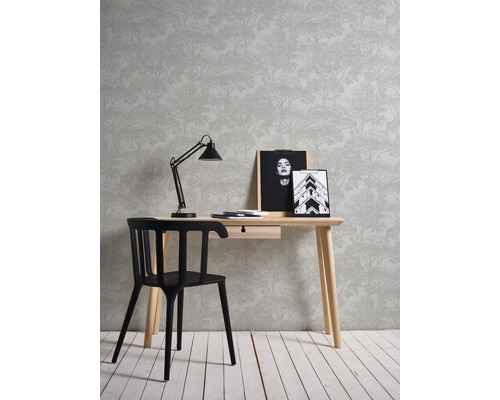 Einrichten mit Schreibtisch, Stuhl, Lampe, Bilderrahmen und Tapete mit Waldmotiv.