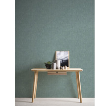 Heller Holztisch mit Schublade, Dekoration und Bild vor einer Wand