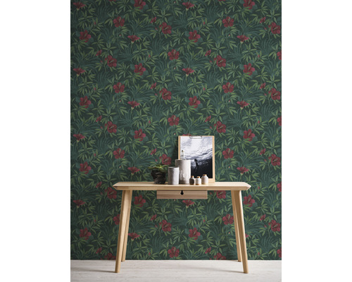Dekorative Tapete mit Blumenmuster im Raum