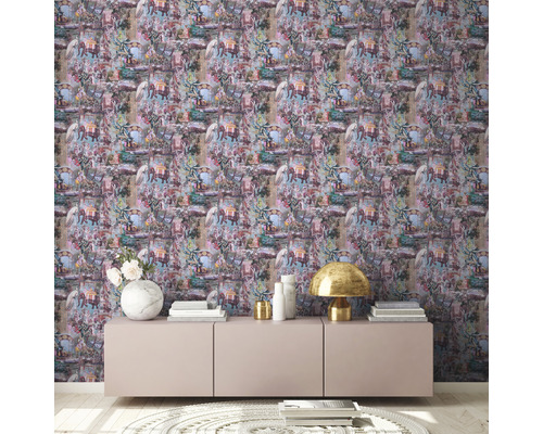 Dekorative Tapete mit Pflanzen und Tieren in einem Raum mit Kommode.