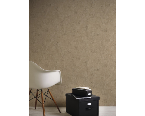 Innenraum mit beiger Struktur Tapete, Stuhl und Aufbewahrungsboxen