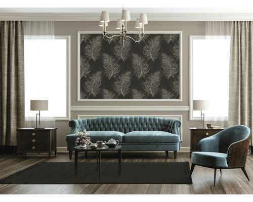 Klassisch eingerichtetes Wohnzimmer mit Sofa, Sessel, Couchtischen, Teppich und dekorativer Wandtapete.