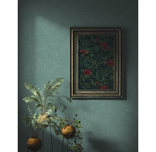 Gerahmtes Bild mit Blumenmuster an einer Wand mit zwei Topfpflanzen