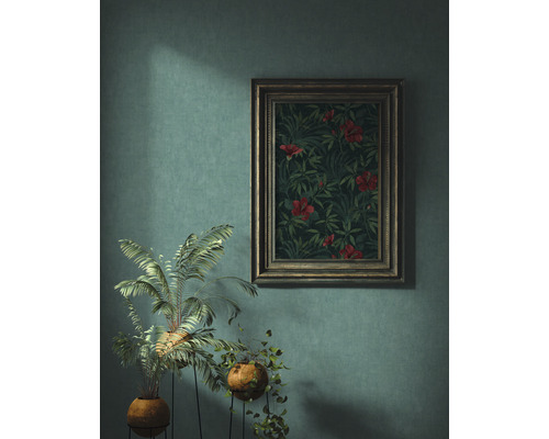 Gerahmtes Bild mit Blumenmuster an einer Wand mit zwei Topfpflanzen