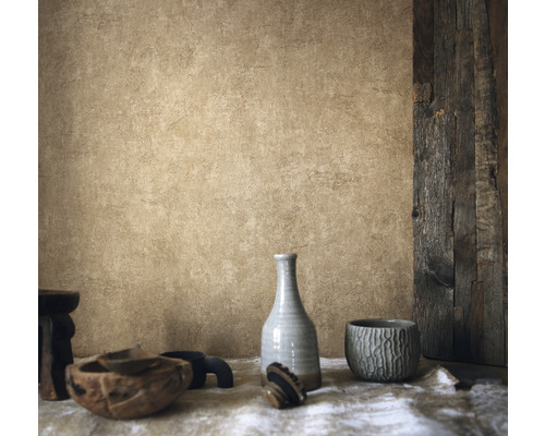 Dekorative Szene mit Keramik, Holz und Textilien für eine atmosphärische Raumgestaltung.