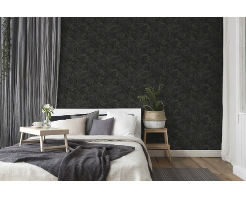Schlafzimmer mit Bett vor einer dunklen Marmortapete