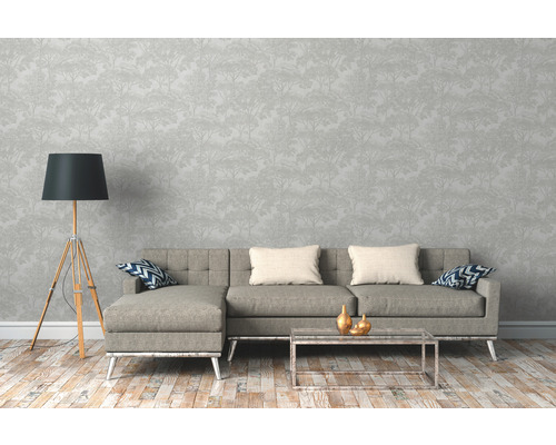 Wohnzimmer mit grauer Couch, Stehlampe und Tapete mit Baummuster