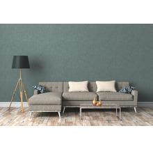 Wohnzimmer mit Ecksofa, Stehlampe und Couchtisch