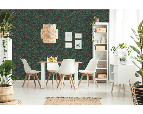 Helles Esszimmer mit Esstisch, Stühlen und floraler Tapete