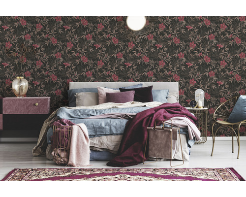Schlafzimmer mit floral gemusterter Tapete, Bett und Nachttisch