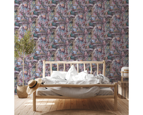 Schlafzimmer mit gemusterter Tapete, Bett und Zimmerpflanze