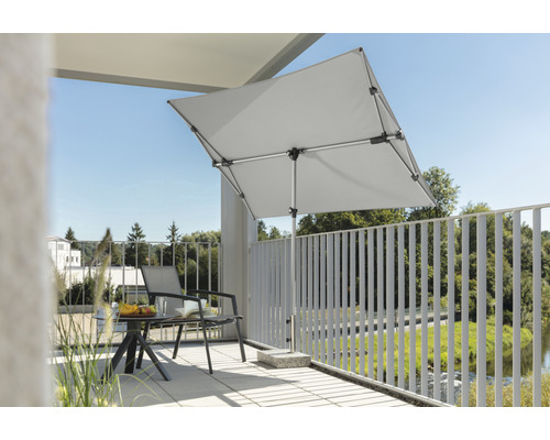 Quadratischer Balkonschirm über einem Tisch und Stühlen auf einem Balkon.