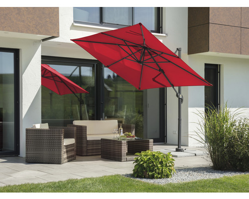 Szene mit rechteckigem Ampelschirm, Gartenmöbeln und Terrasse