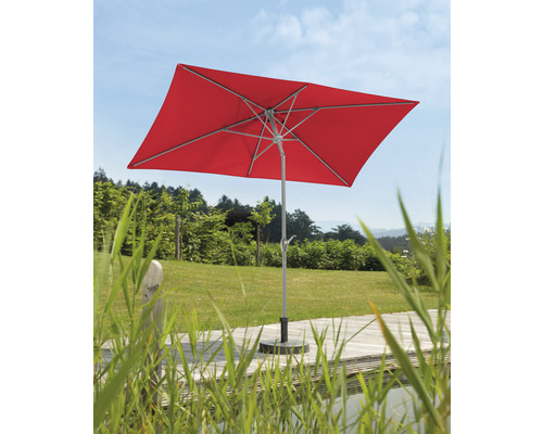 Quadratischer Sonnenschirm mit Ständer auf einer Terrasse