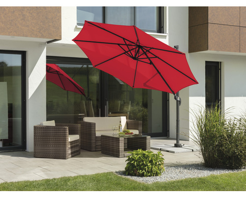 Roter Sonnenschirm über einer Terrassensitzgruppe